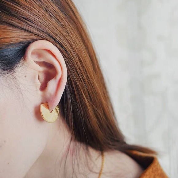 LAST Curved Semi Circle Minimalist Earrings Gold - Picture 3 of 5